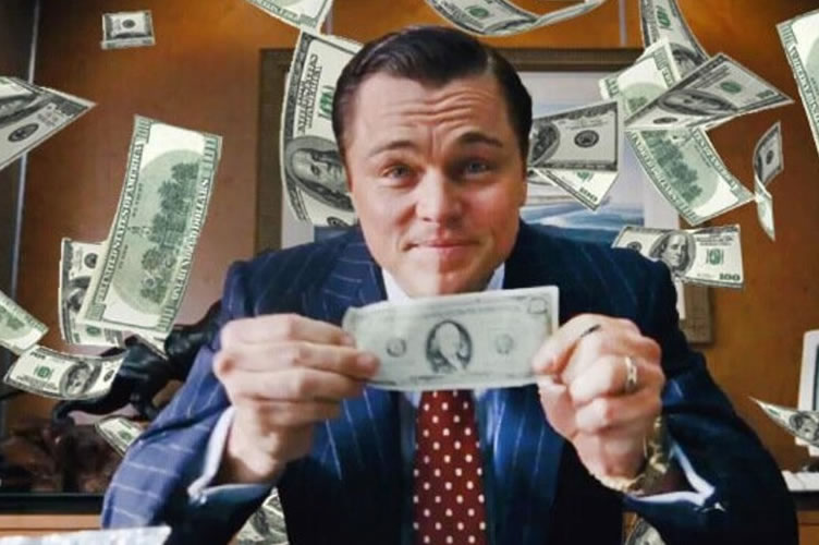 Ator Leonardo Di Caprio segurando uma nota de dólar (do filme o Lobo de Wall Strett). Representando as dicas a seguir de como vender imóveis