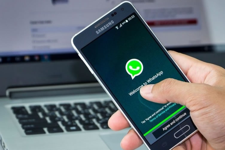 Imagem de um celular da Samsung iniciando o Whatsapp Business para automatizar o marketing imobiliário