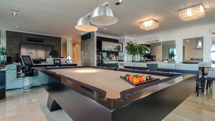 Sala super tecnológica com mesa de sinuca em um imóvel de luxo.
