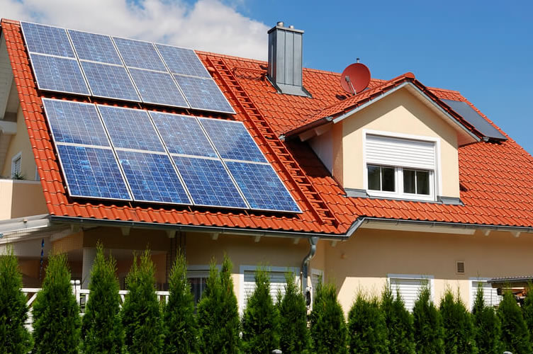 casa ecológica com painel de energia solar.