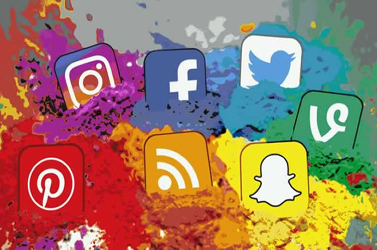 Imagem bem colorida com os logotipo das redes sociais mais acessadas. Facebook, Instagram, Twitter e etc. 