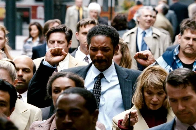 Cena do filme "A procura da Felicidade" onde o personagem interpretado por Will Smith está no meio de uma multidão comemorando seu sucesso. Cena impactante para aumentar a motivação dos corretores de imóveis