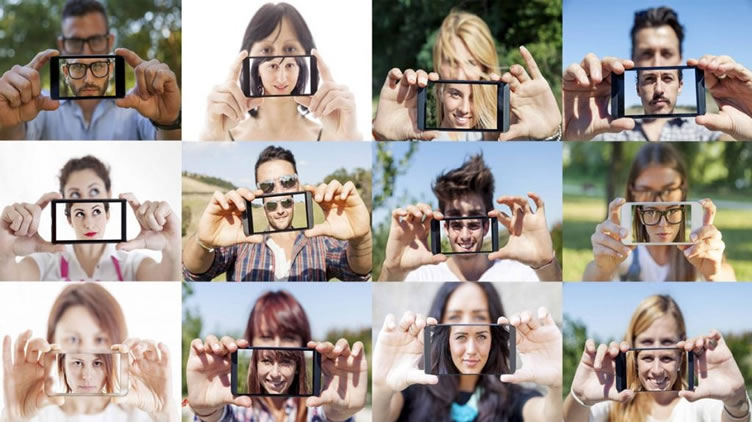 Diversas pessoas com o celular na mão, se filmando. Aparecem o rosto através de uma selfie. A dica é para os corretores de imóveis conhecerem influenciadores nas redes sociais. 